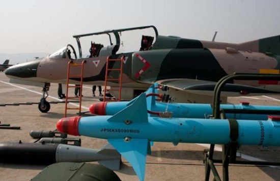 Tên lửa không đối không PL-5 Trung Quốc trang bị cho máy bay huấn luyện K-8 bán cho Venezuela.